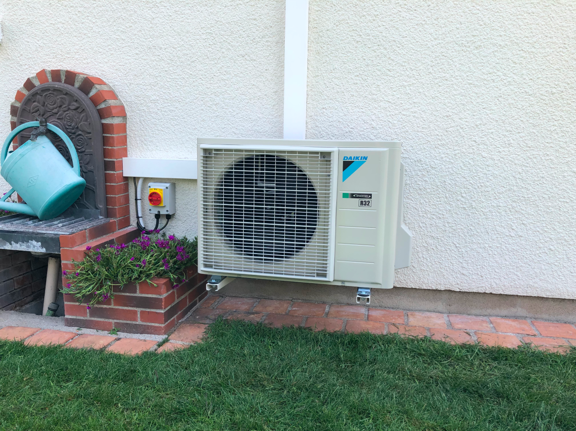 Geoclimat Pompes A Chaleur A Saint Jean Le Blanc Pres De Orleans GE Daikin Mono Split Support Mur